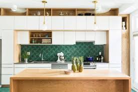From the ceiling to the kitchen countertop, the backsplash in the kitchen looks modern. Colorful And Modern Kitchen Backsplash Ideas