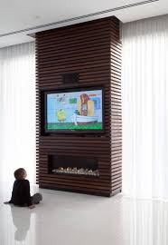 Designidee Die Holzlamellen Auf Diesem Tv Und Kaminumrandung Folgen Von Innen Nach Aussen Designidee F Fireplace Surrounds Home Fireplace Fireplace Design