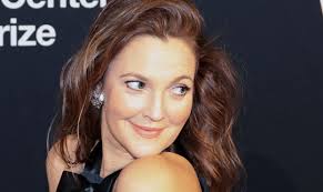 Drew Barrymore tiene su primer bochorno de menopausia en vivo