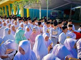 Santri yang ini selain pinter bersholawat juga pinter ngaji dan bernyanyi suaranya yg lembut namun penuh isi dan makna bikin adem hati yg mendengarkannya. Pin Oleh Official Azmi Askandar Di The Santri Fotografi Remaja Fotografi Gambar