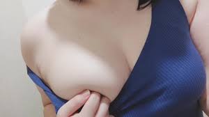 タンクトップ＆ノーブラから色白むちむちおっぱい - Pornhub.com