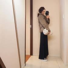 トレンド感たっぷりのフェイクムートンライダースジャケットは fifth store の新作 ロングスカートのときには 丈の短いアウターがバランスよくて重宝しています 中のムートンはふわっふわで柔らかくてしっかり暖かい コーデに抜け感がでるモカの色味もいいなぁ