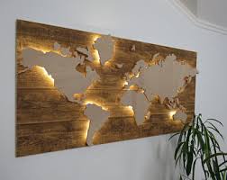 Weltkarten auf leinwand für jeden weltenbummler. Beleuchtet Weltkarten Aus Holz Von Wintini Auf Etsy
