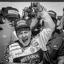 Vào ngày 12 tháng 2 năm 1987, huyền thoại NASCAR Ken Schrader đã giành chiến thắng ấn tượng tại đường đua quốc tế Daytona nổi tiếng trong cuộc đua vòng loại Twin 125 danh giá đầu tiên trong hai cuộc đua, khi cầm lái chiếc xe...