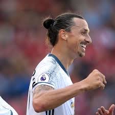 Les hommes au visage naturellement carré peuvent accentuer la virilité de leurs mâchoires en appuyant encore avec les angles droits d'une coupe de cheveux carrée. Le Faux Bun Existe Desormais Pour Les Hommes Elle