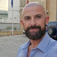 Sibna Mara Tattakkana U Tgħid Li Familji Tal-Istess Sess Mhumiex Ideali  Għat-Tfal... L-Adozzjoni Kienet L-Aqwa Ħaġa”