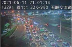 連假返鄉車潮下午將再現。（資料照） 228 連假即將開始，不少民眾都選擇返鄉，高公局公布 8 張預估易塞車路段，幫助民眾避開壅塞的時段及路段。 Wqzbpytf4mxfsm
