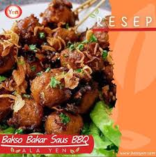 Bakso yang diolesi bumbu khusus dan dibakar langsung (tanpa arang) dan disediakan bersama potongan ketupat dan kuah kaldu yang hangat dan bumbu kacang. Resep Bakso Bakar Bbq Basoyen