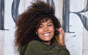 Ecco come asciugare i capelli ricci in base alle diverse tipologie. Capelli Ricci I Metodi Migliori Per Asciugarli Vogue Italia