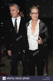 Последние твиты от meryl streep official (@therealmstreep). Meryl Streep Und Direktor Und Ehemann John Patrick Stanley Zweifel Premiere Auf Der Ampas Theater In