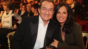 Comme ce dimanche 20 juin, où lou a publié un cliché avec l'homme de sa. Jean Pierre Pernaut En Couple Avec Nathalie Marquay Une Autre Femme Vit Chez Eux