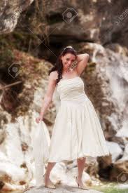 We did not find results for: Junge Frau In Schulter Lange Cremefarbenes Hochzeitskleid Und Eine Jacke In Der Hand Lachelnd In Die Kamera Lizenzfreie Fotos Bilder Und Stock Fotografie Image 77001425