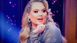 De vries, known for his investigative work exposing the criminal underworld, is fighting for his life after being shot in the netherlands' capital. Twitter à¤ªà¤° Elsschot Val In De Staart Van Makeupyourmind En Zie Jim Bakkum Barry Atsma En Tot Slot Ook Nog Peter R De Vries Alias Miss Beautycase Verkleed Als Drag