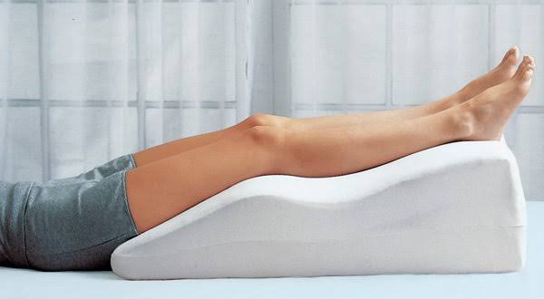 Đi ngủ gác chân lên đầu: Lợi hay hại?