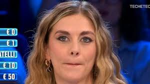 Affari Tuoi, Sara 'punge' il fratello e vince tra i fischi del web