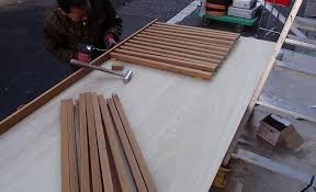 高耐久なサーモウッドの檜材で窓の格子を造っている様子 リフォーム 工事 クロス