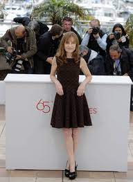 Sie überweisen unter angabe der bestellnummer und wir schicken ihnen postwendend ihre. Star Look Der Stil Von Isabelle Huppert Brigitte De