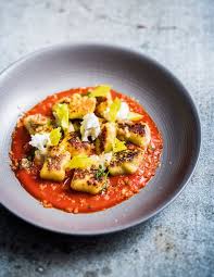 Une fois les pommes de terre cuites, déposez les dans un saladier et écrasez les à la fourchette. Les Gnocchi De Pomme De Terre De Denny Imbroisi