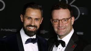 Spahn könne auch nichts dafür, dass astrazeneca am wochenende lieferkürzungen verkündet habe und heute die impfungen mit dem präparat ausgesetzt worden seien. Jens Spahn And His Husband Acquire A Luxury Villa In Berlin Dahlem For Over 4 Million Euros World Today News