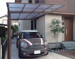 Tampak depan rumah modern dengan garasi di samping rumah. Temukan Inspirasi Desain Garasi Rumah Minimalis Terbaru 2021