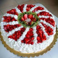 Pan di spagna con bagna, crema pasticcera e fragole. Pin Su Cucina Dolci Torte Farcite