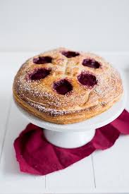 Fruchtige Galette Des Rois Mit Schwarzen Johannisbeeren Rezept Franzosisch Kochen In 2020 Schwarze Johannisbeeren Rezepte Johannisbeeren Rezepte Franzosisch Kochen