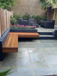 Gartenbank Aus Holz Schwebe Effekt Steinfliesen Sitzbereich Couchgarnitur Sitzplatz Im Garten Kleiner Garten Landschaftsbau Garten Landschaftsbau