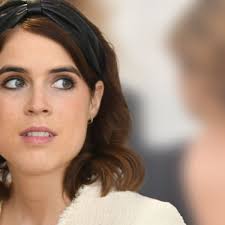 Prinzessin eugenie, 30, teilt auf instagram ein intimes bild. Eugenie Von York Wie Beim Brautkleid Ihr Ruckenausschnitt Zeigt Ihre Narbe Bunte De