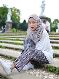7 style kerudung pasmina tali , simple bgt , tanpa jarum pentul. Foto Gaya Hijab Simple Anak Kuliah Ala Hijabers Cantik Gita Savitri