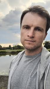 ⛅ 39-letni twórca contentu zachwycony tym, że jest pogoda na bluzę, więc  wypadałoby jakoś z tej okazji przypomnieć o sobie followersom.