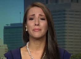 Bị tước vương miện vì... “quá già”, hoa hậu khóc nức nở trên truyền hình