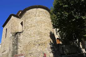 Blason de la tour d'aigues « d'azur, à une bande d'or coupée d'argent, à un bouc de gueules » les habitants de la tour d'aigues sont les tourains et touraines. La Tour D Aigues The Village And The Castle Photos Horizon Provence
