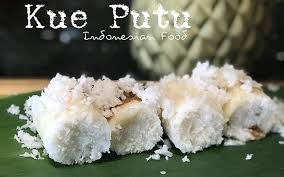 Putu mayang terbuat dari tepung beras, tepung sagu, santan, serta gula dan garam. 3 Resep Kue Putu Lembut Dan Manis Bisa Dikukus Dengan Bambu