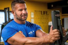 În primul rând ca să ajungi antrenor de fitness nu este chiar așa de ușor de unde probabil și nevoia unor venituri mai mari. Gabriel Toncean Apel CÄtre AutoritÄÈi RedeschideÈi SÄlile De Fitness Sportul E O SoluÈie Impotriva Coronaviruslui