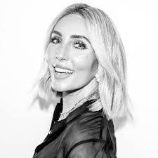 Hilary Curry's Instagram, Twitter & Facebook