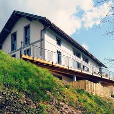 Comme Vous Pouvez Le Voir L Ossature Bois Vous Permet De Construire Une Maison Sur Tout Type De Terrain En Pente Par E Architecture Details Architecture Home