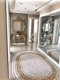 Bu Izmir Evinde Sadelik Klasik Dokunuslarla Taclaniyor Ev Gezmesi Luks Oturma Odalari Ev Dekoru Ev Dekoru Aksesuarlari