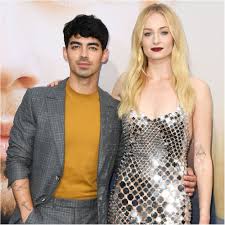 Sophie turner and joe jonas eloped at a surprise ceremony in las vegas last night, this is how much they are worth now that they've tied the knot. Celebrity Couples With Extreme Height Differences That Prove Love Is Immeasurable