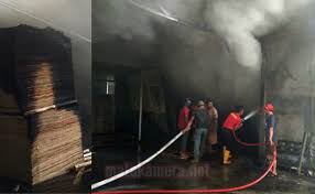Sebuah pabrik triplek di pacitan, jawa timur terbakar. Pabrik Tripleks Di Ngronggot Terbakar Warga Berhamburan Keluar Rumah Media Informasi Kaya Inspirasi
