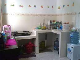Model ini didesain sangat sederhana hanya memiliki tempat untuk mencuci piring, tempat untuk meletakan kompor, dan sedikit tempat kosong untuk meletakan barang lainnya atau difungsikan untuk hal lain. 27 Populer Model Dapur Sederhana Biasa