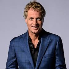 Tijdens zijn jeugd wordt hij van verschillende middelbare scholen weggestuurd. Jeroen Pauw Talentkitchen