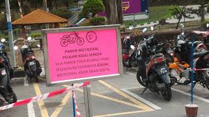 Kolej seroja mempunyai 3 blok iaitu kolej seroja 1, seroja 2, seroja 3 dan terletak berhadapan dengan fakulti pengurusan hotel & pelancongan dan hotel uitm di laluan pintu masuk utama ke universiti teknologi mara. Perhatian Kepada Kolej Seroja Uitm Shah Alam Official Facebook