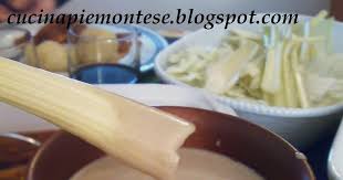 Ultimamente va anche di moda frullarla con un po' di panna: La Cucina Piemontese Bagna Caoda