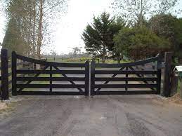 Get to 411 on all your fencing options and make an informed decision when it comes to the farm there are many, many fencing options to consider. Entrance Gate Idea Decoration For House Farm Gate Farm Entrance Farm Gate Entrance