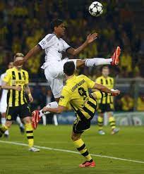 Raphael varane holt zuber an der seitenlinie mit einer grätsche in die beine von eben diesen. Bvb Traumt Dank Lewandowski Vorarlberger Nachrichten Vn At