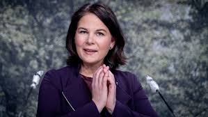 Annalena baerbock ist über die hohen ansprüche der grünen gestolpert. Neuer Plagiatsvorwurf Hat Annalena Baerbock Von Joe Biden Abgeschrieben Rt De