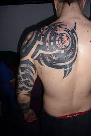This design is originally from old tribes such as the tribes of borneo, the celtic, the haida, and the maori. Cool Tribal Tattoo On Back Shoulder For Men Tribal Tattoos Tattoos For Guys Back Tattoo