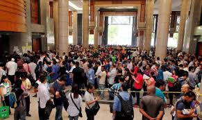 Suruhanjaya pencegahan rasuah malaysia (sprm) selangor menahan seorang pegawai imigresen yang bertugas di lapangan terbang antarabangsa kuala lumpur (klia) semalam, kerana disyaki meminta suapan rm22,000 bagi melepaskan dua warga china yang ditahan pada. Pejabat Imigresen Pelabuhan Klang Diserbu