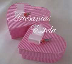 Seguro que a muchos enamorados les encantará recibir una caja llena de bombones de chocolate hechos por su media naranja, si ya conquista recibir una caja de bombones normales… Cajas De Carton Microcoarrugado Para Bombones De Artesanias Estela