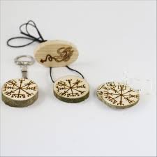 Boucles D Oreilles Collier Porte Cles Viking En Rondelle De Bois Grave Avec Le Symbole Du Vegvisir Porte Cle Vegvisir Bois Grave